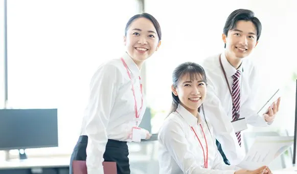 オフィスで笑顔の3人のスタッフ